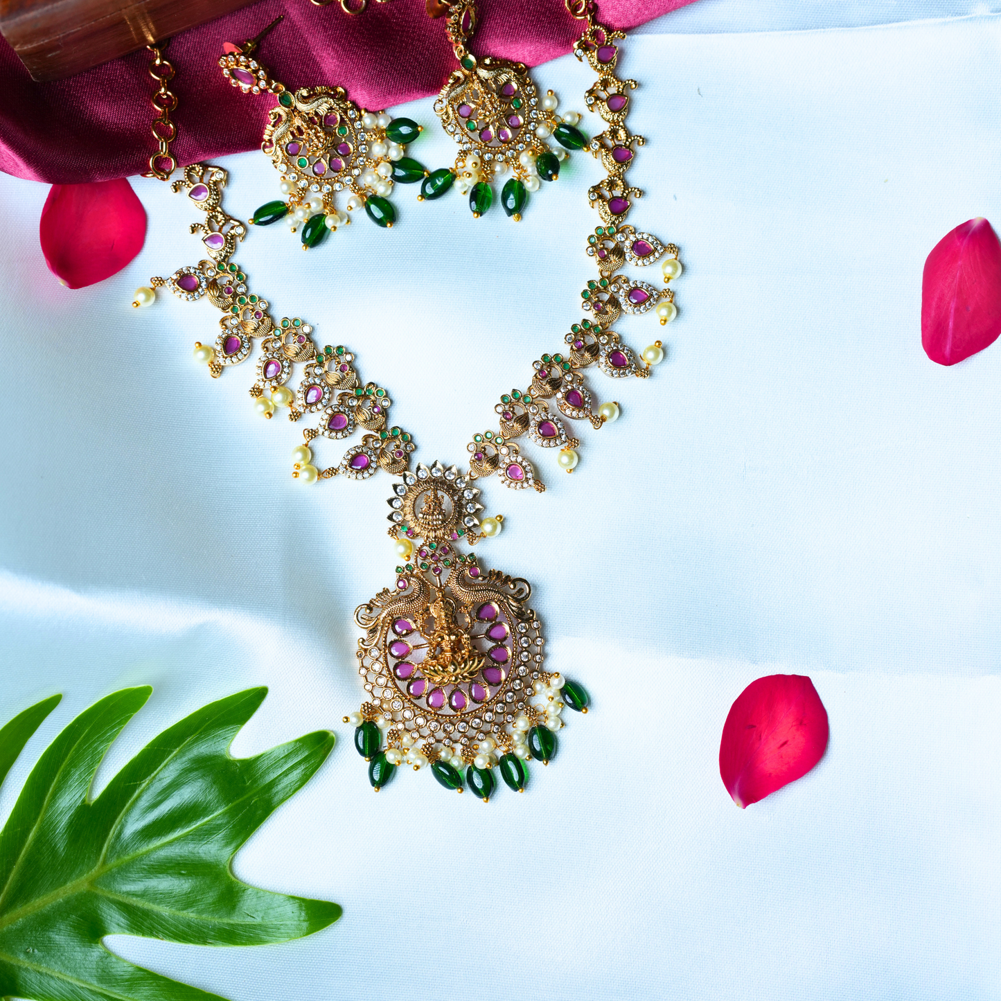Stunning short Necklace with Green Beads and Pink Stones