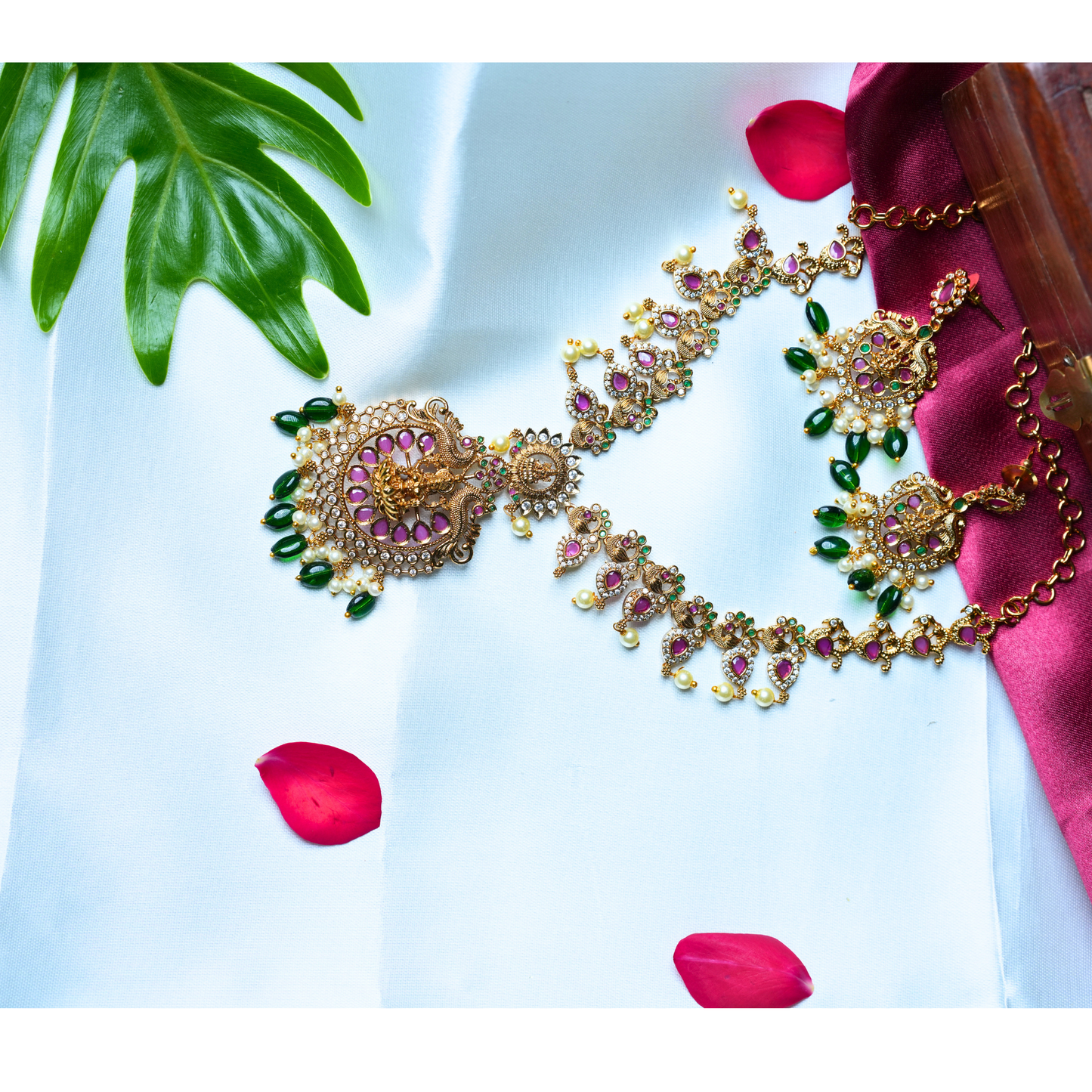 Stunning short Necklace with Green Beads and Pink Stones